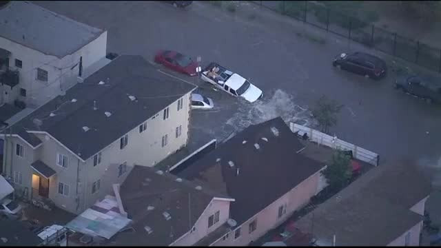 Imagini spectaculoase lângă Los Angeles. Zeci de oameni și-au abandonat casele