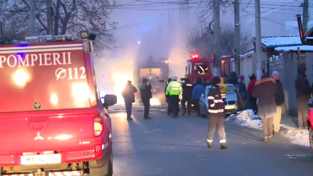 Incendiu violent în București. 10 mașini de pompieri chemate de urgență