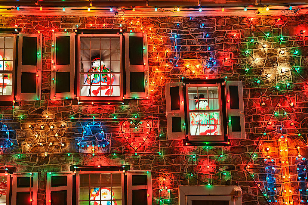 VIDEO din cel mai frumos Sat de Crăciun. Sunt peste 1 milion de beculețe amenajate