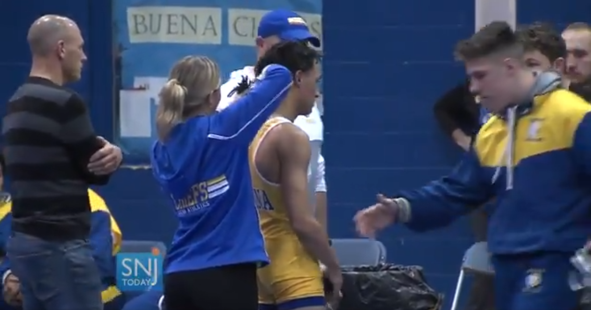 Elev tuns înainte de un meci, chiar pe teren. De ce l-a pus arbitrul să-şi taie părul