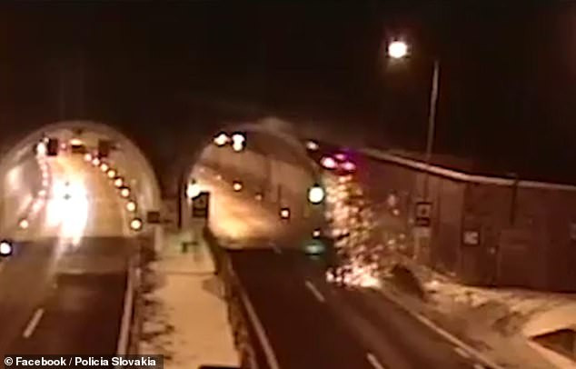 Momentul în care un BMW zboară de pe șosea și se izbește în acoperișul unui tunel