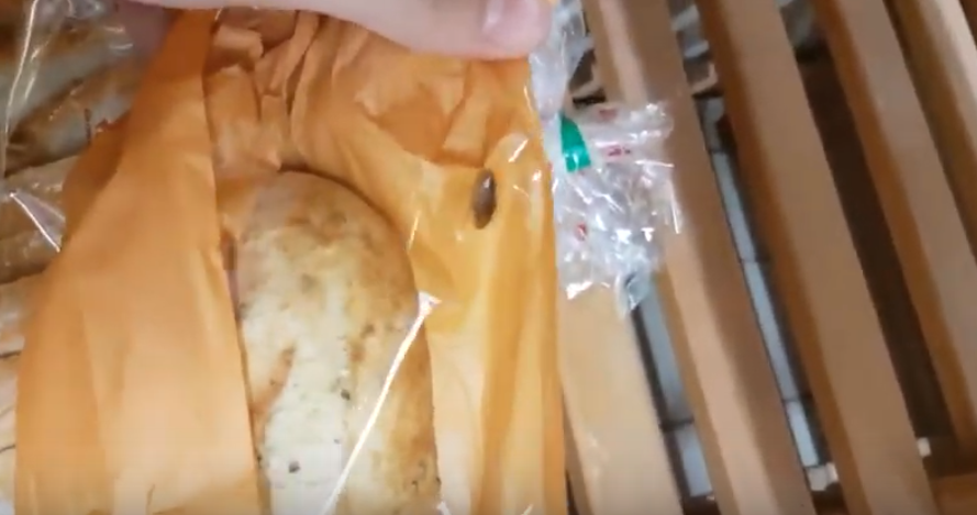 Pâine cu gândaci într-un supermarket din Constanța. Imaginile surprinse de un client