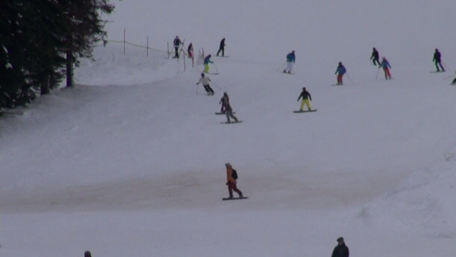 Turiștii au aglomerat pârtiile de la munte. Bugetul unei familii pentru sărbători