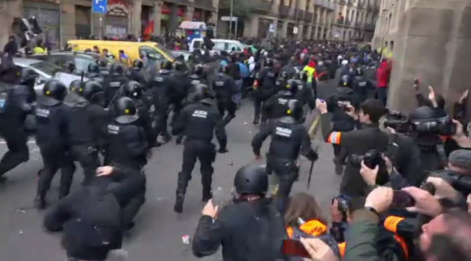 Proteste violente pe străzile din Barcelona după ședința comună de Guvern