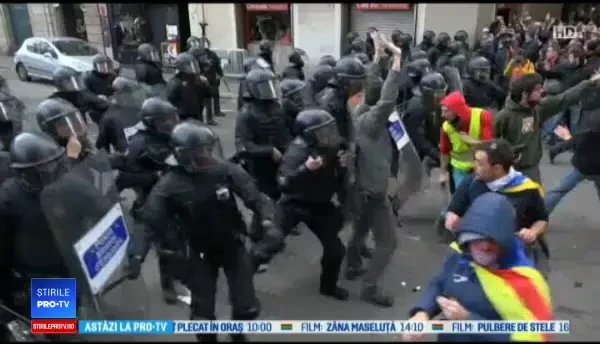 Proteste uriaşe în Barcelona. Separatiştii au ridicat baricade pe străzi