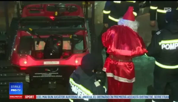 Moş Crăciun, adus de pompierii din Bistriţa cu şenilata. Reacţia copiilor