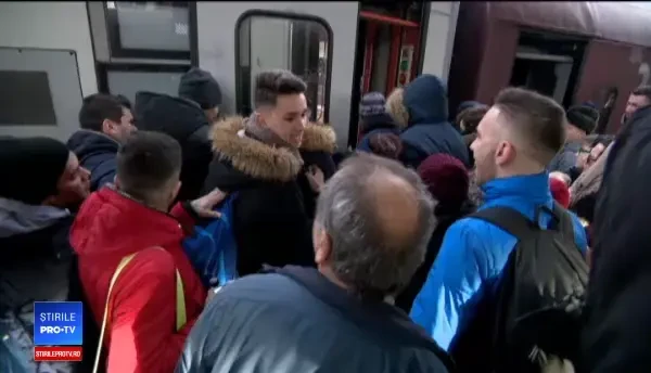 Scandal în gară: zeci de bilete vândute și doar două vagoane. Pasagerii au stat în WC-uri