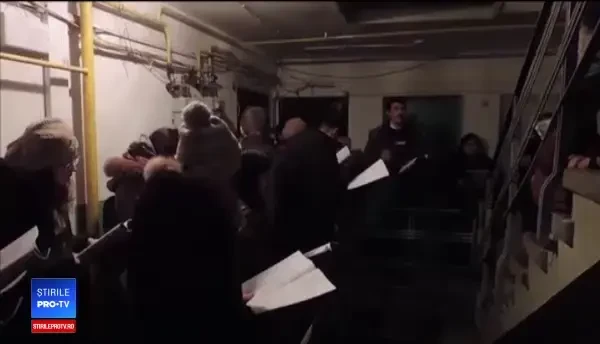 Mesajul unui tânăr colindător: ”Am scris pe afiș că nu primim bani”