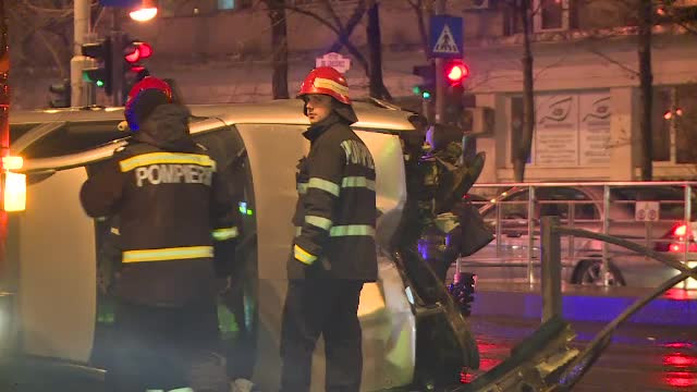 Un șofer a ajuns cascador fără voie, după un accident. În ce poziție a ajuns mașina sa