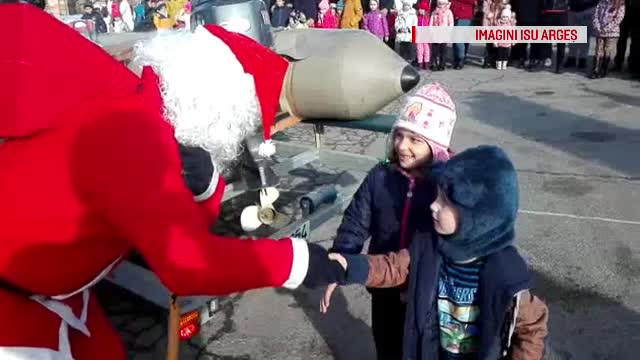 Copiii la care Moş Crăciun a venit cu barca pompierilor. Reacţia celor mici