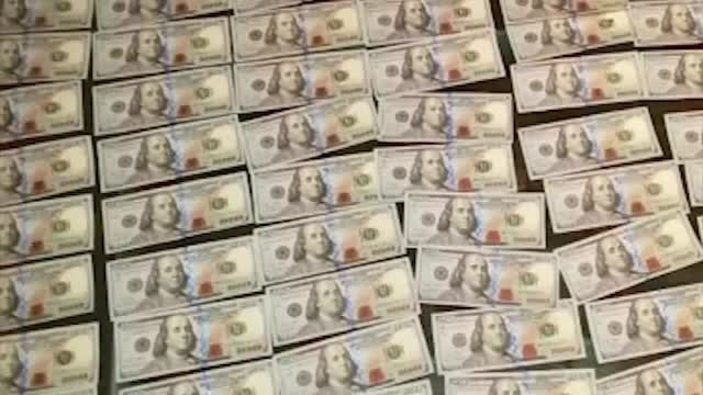 A luat o geantă uitată la metrou iar când a deschis-o, a găsit o sumă uriaşă. A cui era