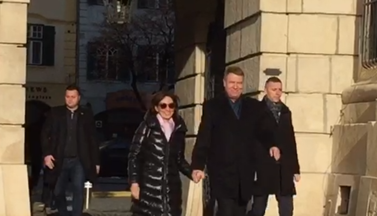 Soţii Iohannis, la slujba din Sibiu. Ţinuta soţiei preşedintelui a atras privirile