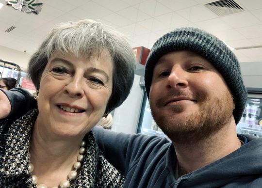 Theresa May s-a fotografia la cumpărături cu un fan. Ce i-a cerut bărbatul