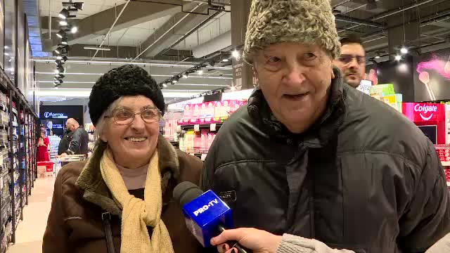 Doi bunici i-au luat nepoatei un cadou de Crăciun special: ”Un aparat de ras și o cremă”