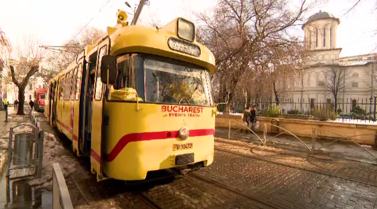 Moș Crăciun s-a plimbat cu un tramvai de epocă, alături de bucureșteni. Cursa, gratuită