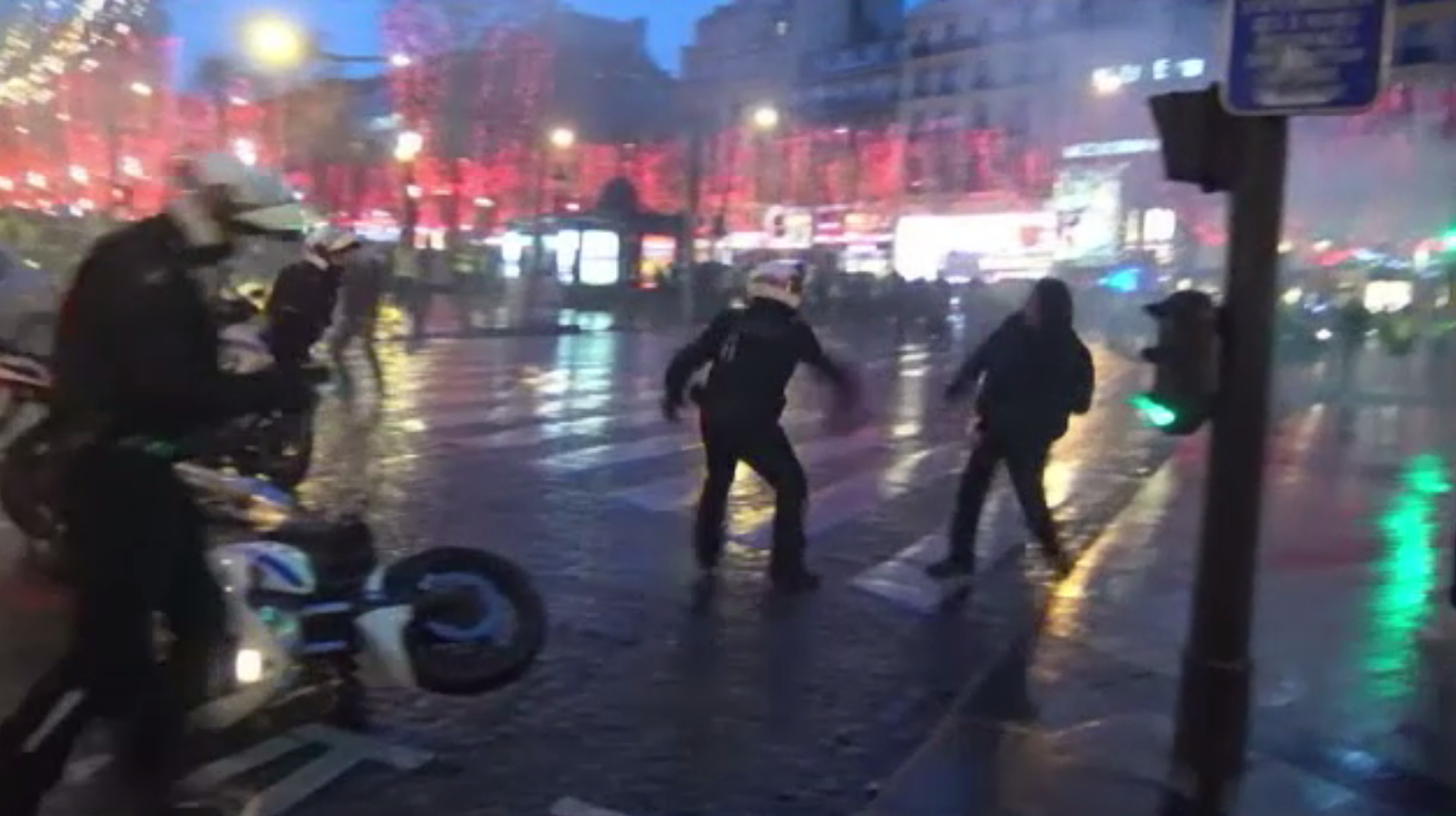 Scene dramatice în timpul protestelor vestelor galbene. Polițiști, aproape să fie linșați