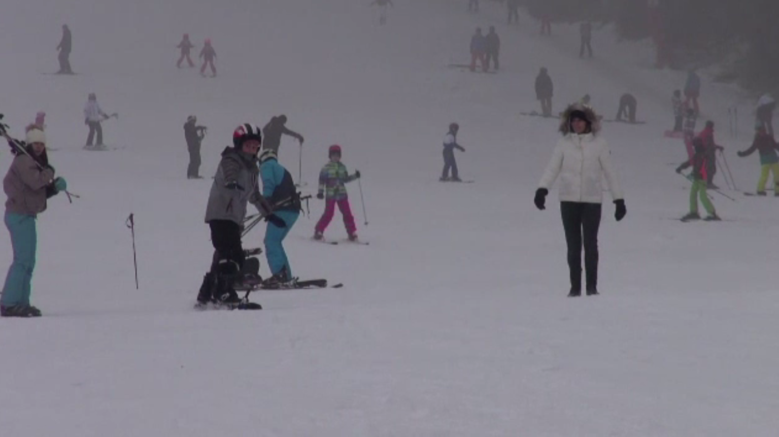 Zeci de turiști au împânzit pârtiile din Poiana Brașov. Buget ”nelimitat” pentru unii