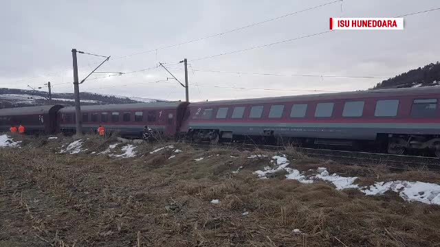 Incidente tot mai grave pe șine. O femeie a fost aruncată din tren, după ce a deraiat
