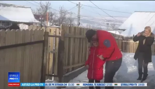 Ce a primit de Crăciun fetița care își dorea doar piure cu carne”. Reacţia Roxanei