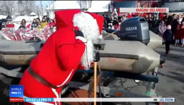 Copii la care Moş Crăciun a venit cu barca pompierilor. Reacţia celor mici
