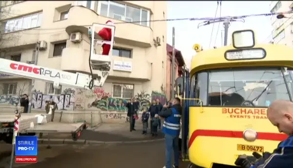 Moș Crăciun s-a plimbat cu un tramvai de epocă, alături de bucureșteni. Cursa, gratuită