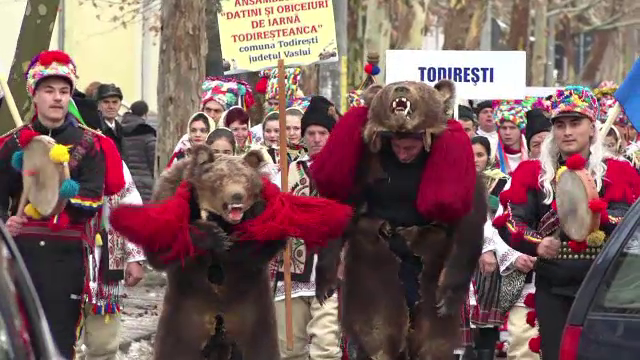 Reacţia vasluienilor când văd cetele de colindători. "Nu s-a auzit nicăieri aşa ceva"