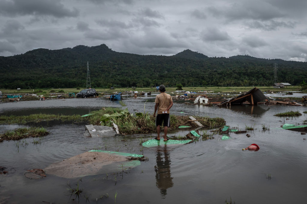 Noul bilanț al tsunamiului care a lovit Indonezia: 373 de morți și 1.400 de răniți