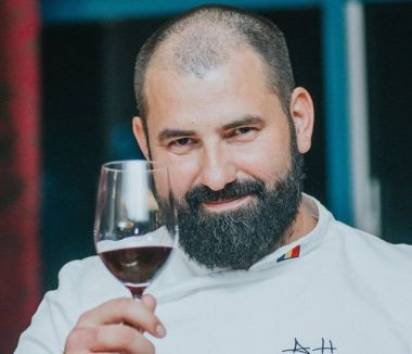 Chef Adrian Hădean dezvăluie rețeta de cozonac cu nucă transmisă în familia lui de 5 generații