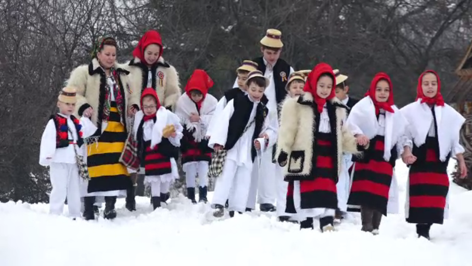 Cetele de colindători au început să bată în lung și-n lat România