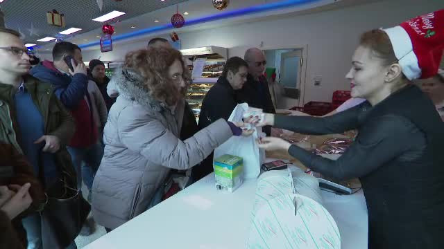 Ajunul Crăciunului a început cu o coadă de 50 de minute: ”Să nu lipsească tortul”