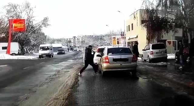 Imagini șocante în Giurgiu: șofer atacat cu cuțitul de un bărbat. VIDEO