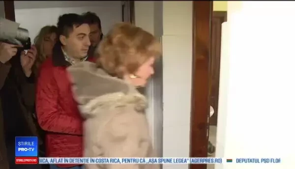 Principesa Margareta a împărţit casolete. Colindătorii, primiţi în garajul Regelui