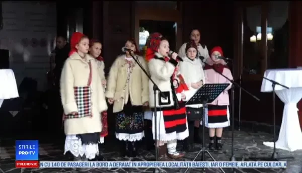 Turiştii fac live pe Facebook cu pomana porcului. Copiii, aduşi să vadă cum e pârlit
