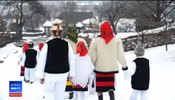 Cetele de colindători au început să bată în lung și-n lat România