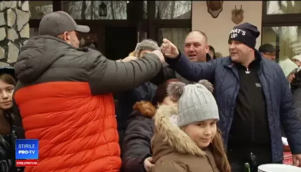 Românii au început chefurile la munte. La pomana porcului s-a mâncat șorici pe săturate