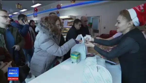 Ajunul Crăciunului a început cu o coadă de 50 de minute: ”Să nu lipsească tortul”