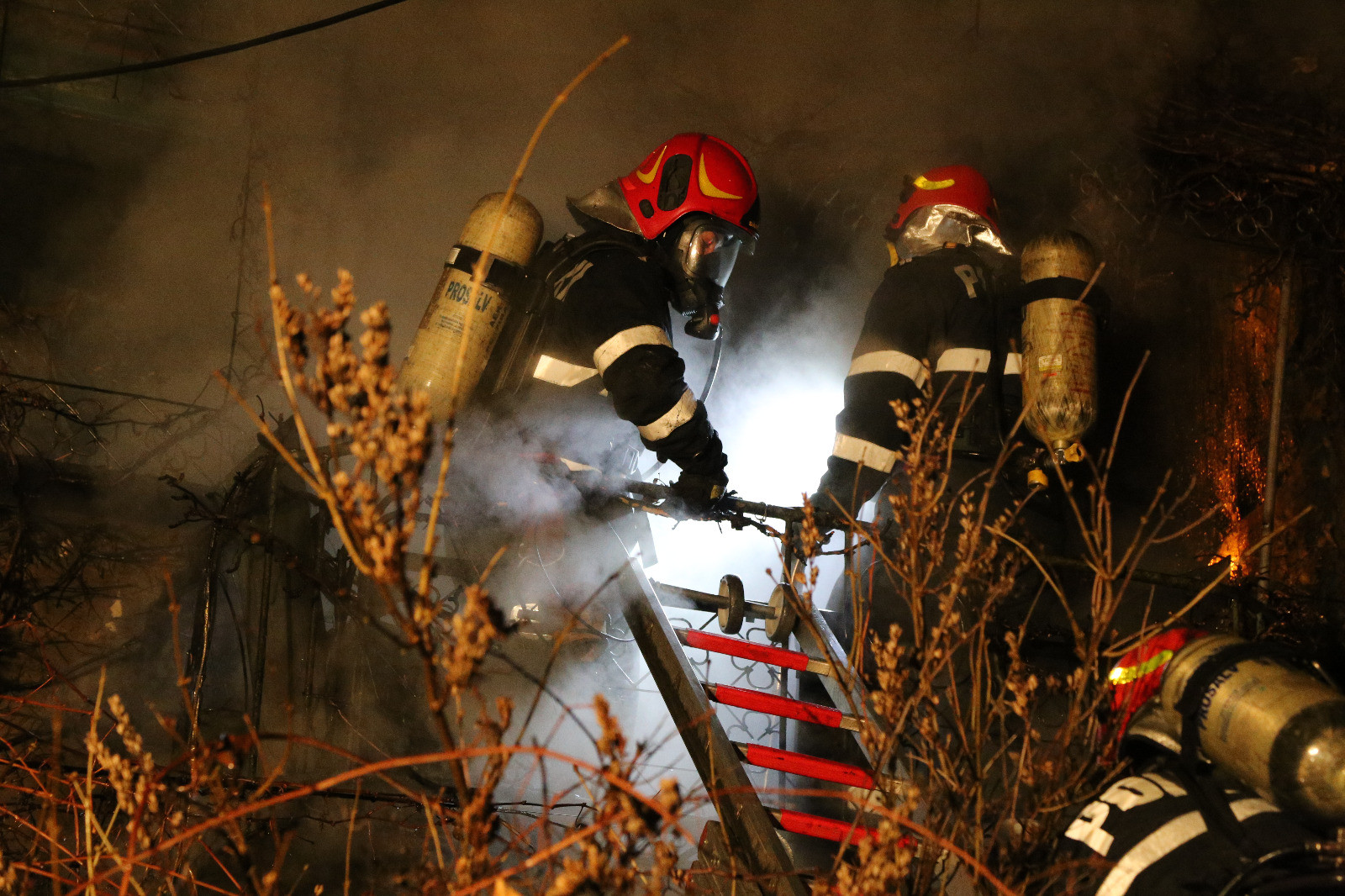 Explozie urmată de un incendiu, într-un bloc din Cluj. Anunțul ISU