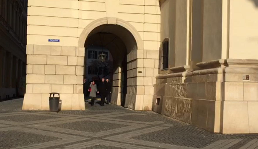 Mesajul soţilor Iohannis de Crăciun. Cum s-a îmbrăcat Carmen pentru slujbă