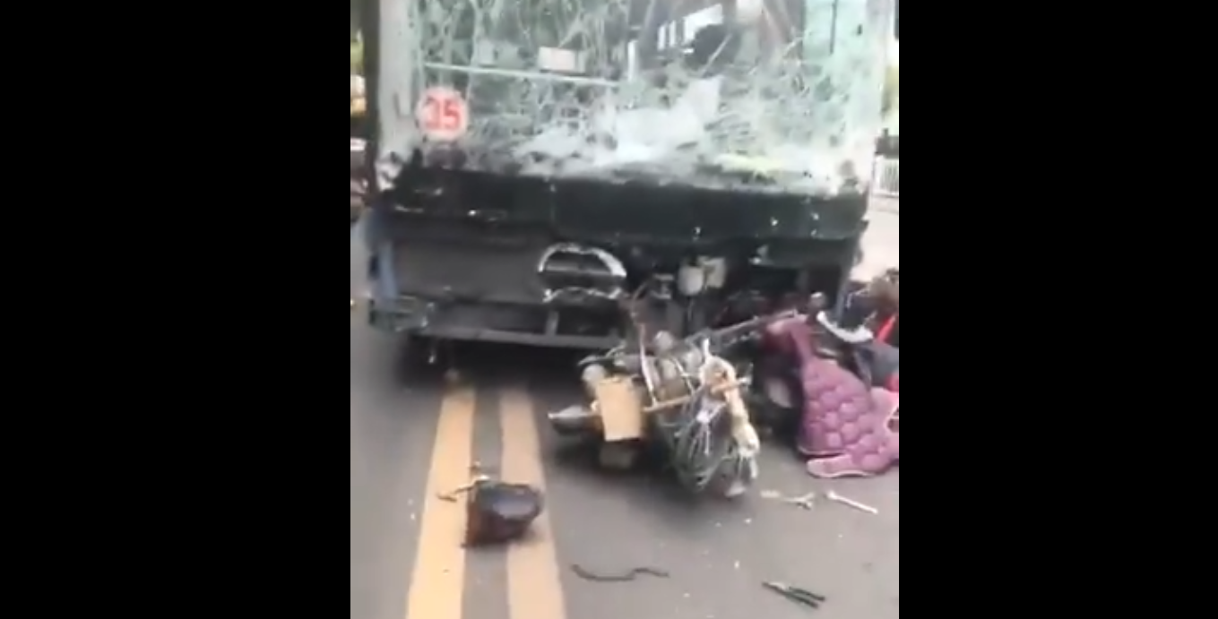 Un bărbat a deturnat un autobuz şi a intrat cu el în mulţime, în China. Sunt 5 morţi