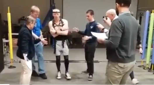 VIDEO viral. Un astronaut merge prima dată pe Pământ după 197 de zile în spațiul cosmic