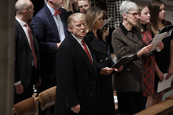 Donald Trump, surprins în timp ce cântă colinde la slujba de Crăciun. VIDEO