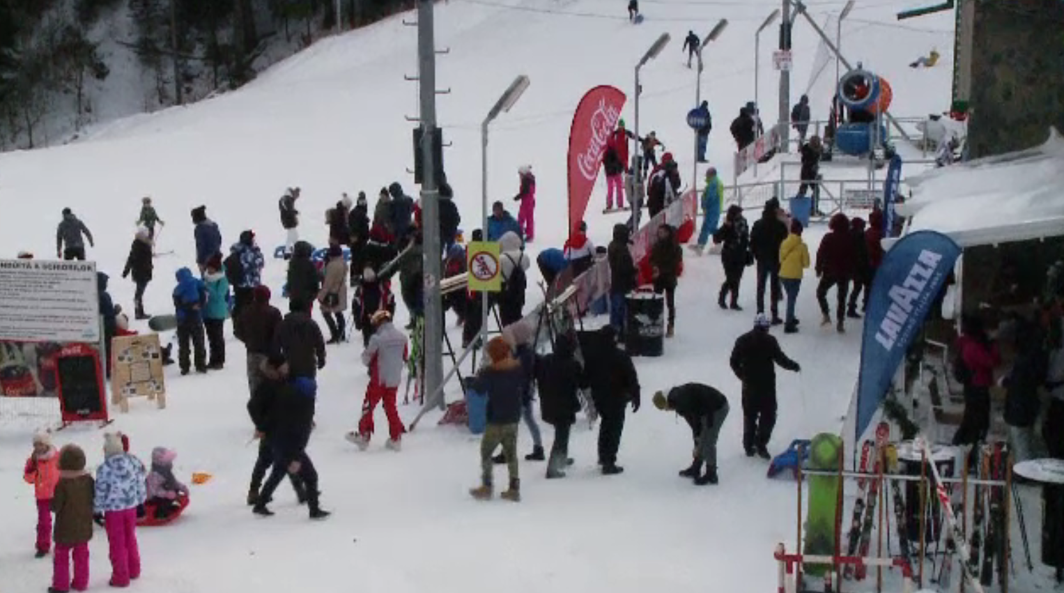 După sute de sarmale, turiștii au ieșit pe pârtiile de pe Valea Prahovei. ”Slăbim aici”