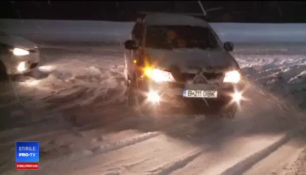 ”Infern” pe șosele din Predeal după ninsoare. Mașinile au alunecat și au rămas blocate