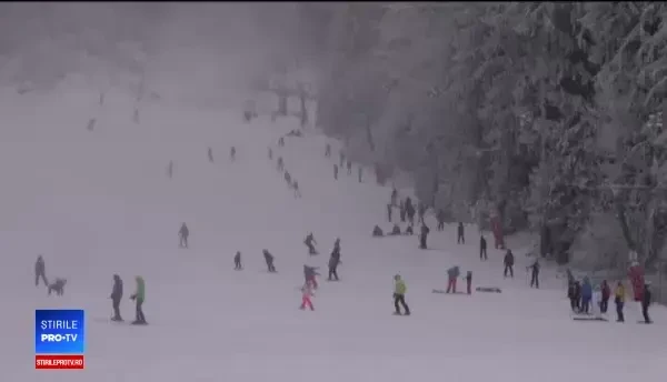 După sute de sarmale, turiștii au ieșit pe pârtiile de pe Valea Prahovei. ”Slăbim aici”