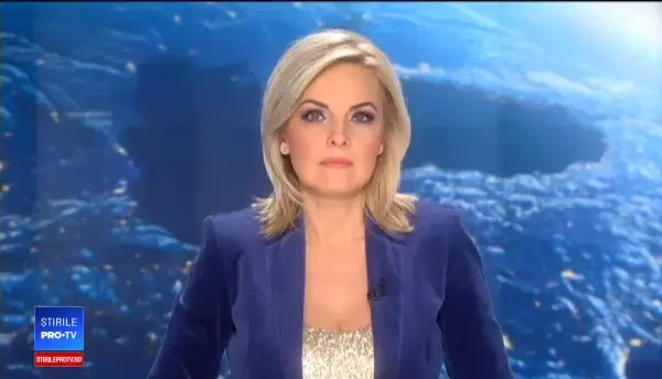 Mesajul soţilor Iohannis de Crăciun. Cum s-a îmbrăcat Carmen pentru slujbă