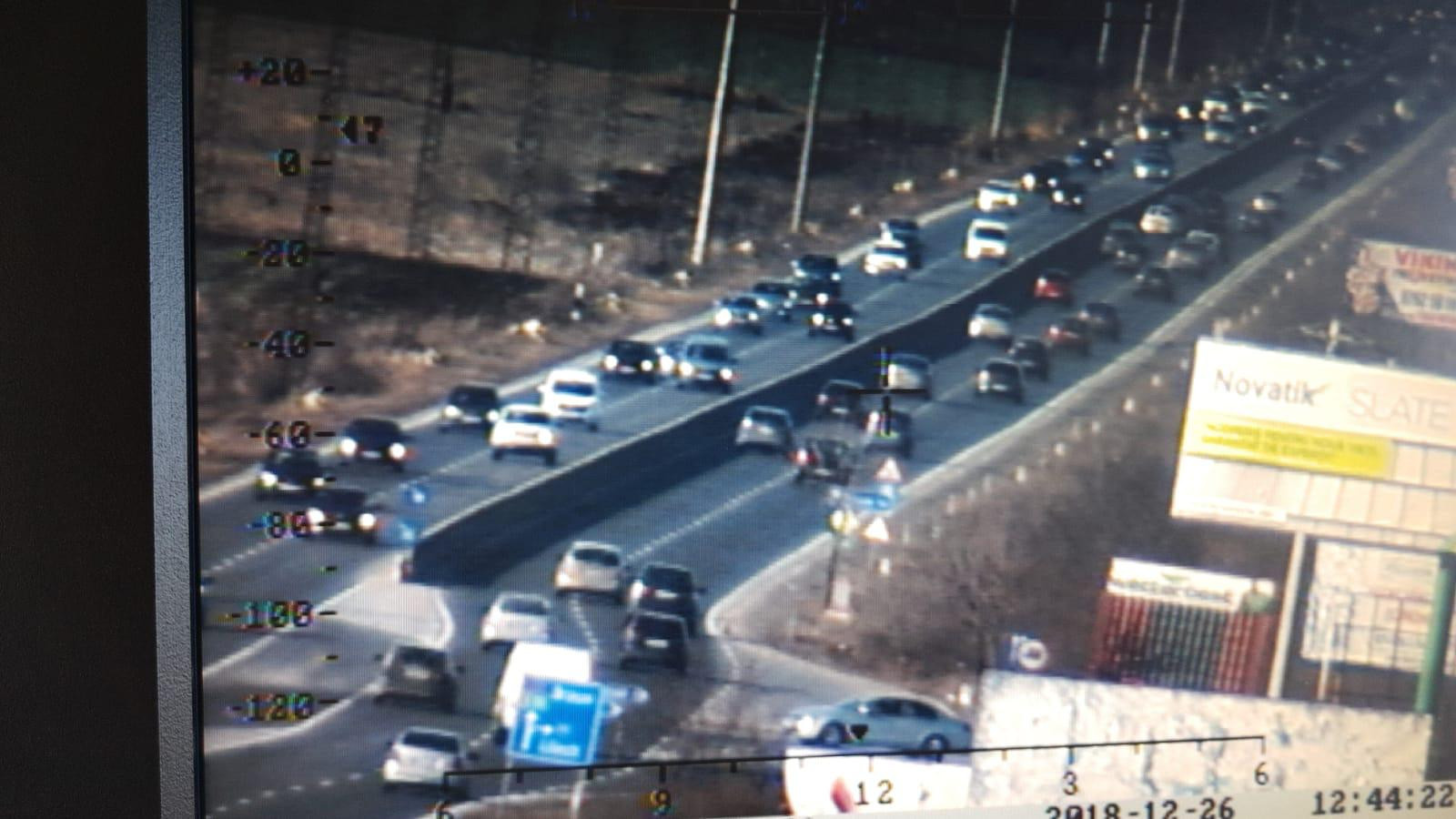 Coloana de maşini s-a format deja pe DN1. Zonele unde şoferii se luptă şi cu viscolul