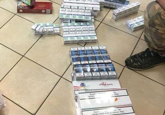 Femeie prinsă cu 42 de pachete de ţigări la ea. Ce ascundea soţul ei