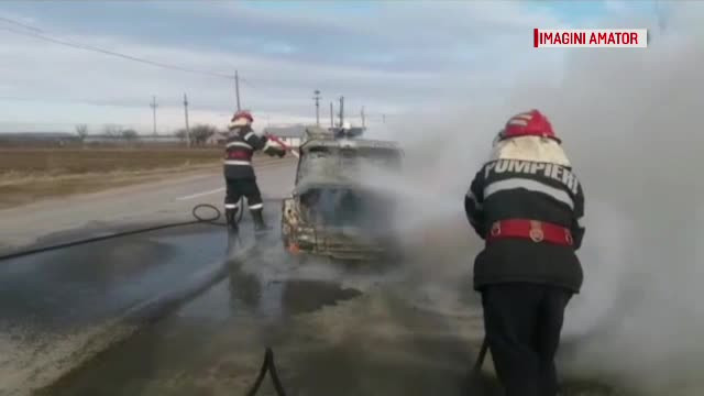 Scene de groază pe DN64. O mașină în care se aflau 5 oameni a luat foc în mers