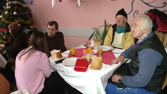 Doi chefi au gătit pentru bătrânii de la azil. ”E altfel de gust, nu ca în toate zilele”