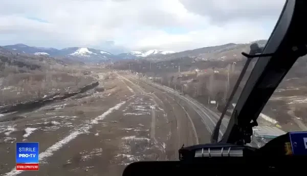 Coloana de maşini s-a format deja pe DN1. Zonele unde şoferii se luptă şi cu viscolul